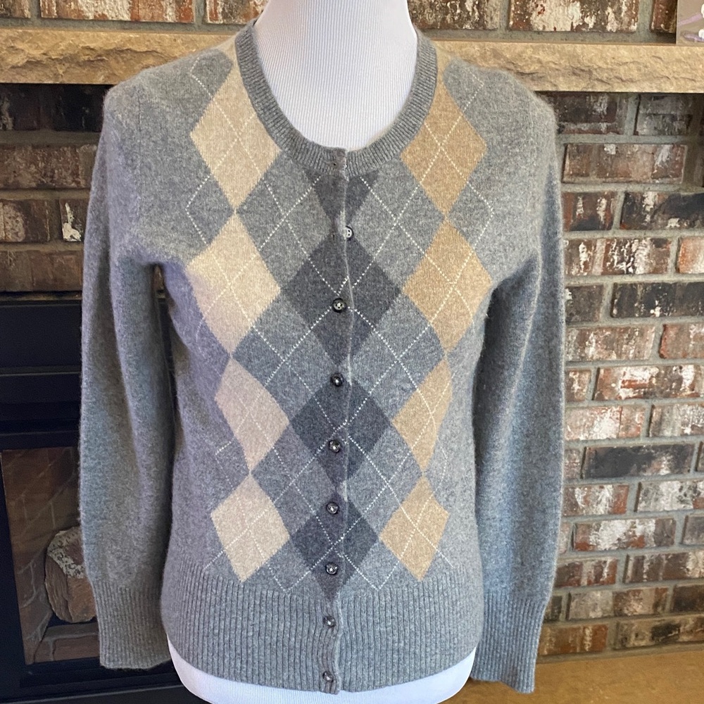 APT 9 100% cashmere button up cardigan. Sooo soft!! Beautiful argyle front.
